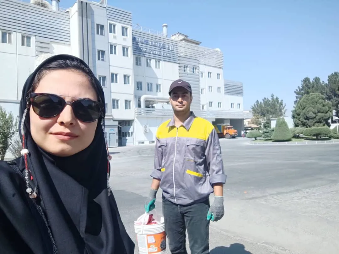 کارشناسان آرام محیط البرز در محل پروژه‌ی سمپاشی یک مجموعه‌ی صنعتی