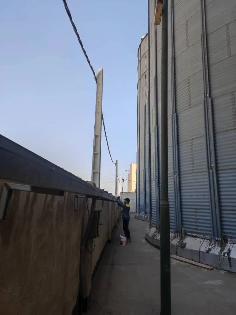 سمپاشی مسیر کنار سیلوهای صنعتی